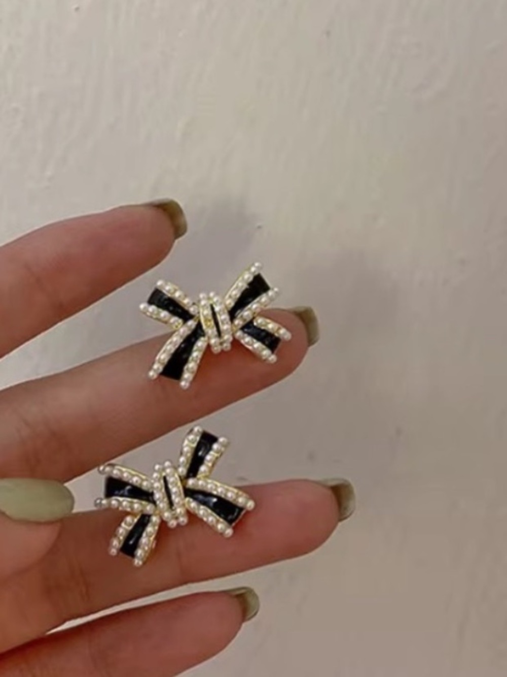 *** Exquisite Crystal Bow Knot Stud Earrings in Black and Gold